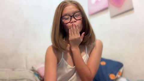 Snapshot of jessy_fox888 chatting on May 23, 10:52 am Jessy online show from May 23, 10:52 am
