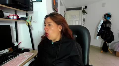 Snapshot of jezabel_purple chatting on June 16, 3:25 pm Camila online show from June 16, 3:25 pm