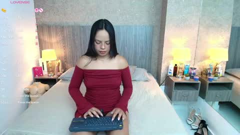 Snapshot of jimena_salazar chatting on June 4, 7:31 pm Jimena Salazar online show from June 4, 7:31 pm