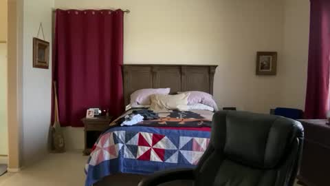 Snapshot of jimmyaaron chatting on November 17, 7:30 pm Dad of Three online show from November 17, 7:30 pm