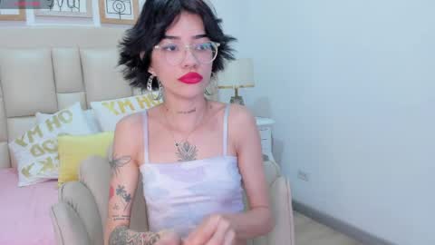 Snapshot of jinx_blue_ chatting on April 18, 3:32 am jinx blue online show from April 18, 3:32 am