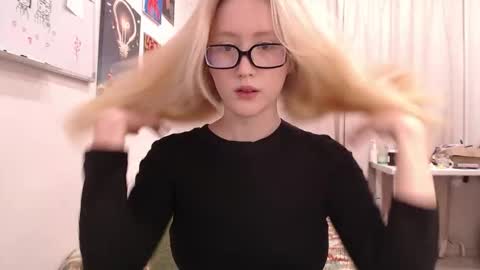 Snapshot of joan_kiss chatting on December 15, 1:43 am joan_kiss online show from December 15, 1:43 am