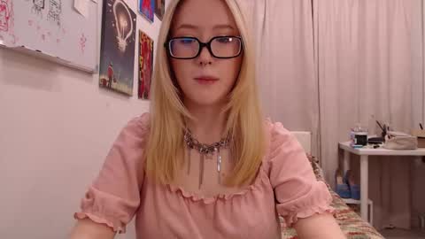 Snapshot of joan_kiss chatting on December 17, 1:28 pm joan_kiss online show from December 17, 1:28 pm