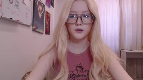 Snapshot of joan_kiss chatting on March 5, 11:28 am joan_kiss online show from March 5, 11:28 am