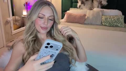 Snapshot of joannee chatting on February 1, 8:02 am Joanne online show from February 1, 8:02 am