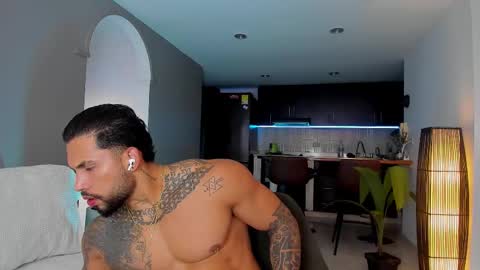 Snapshot of joe_esthetic chatting on February 25, 10:39 pm joe_esthetic online show from February 25, 10:39 pm