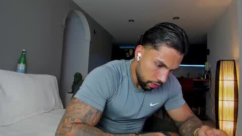 Snapshot of joe_esthetic chatting on November 14, 1:59 am joe_esthetic online show from November 14, 1:59 am