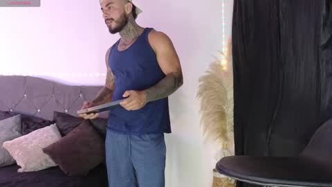 Snapshot of john_and_louis chatting on May 9, 11:59 am John online show from May 9, 11:59 am