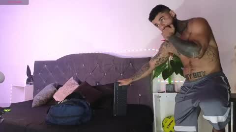 Snapshot of john_and_louis chatting on May 10, 11:59 am John online show from May 10, 11:59 am