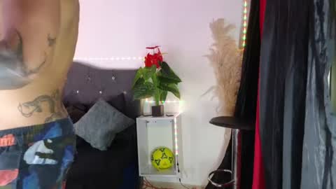 Snapshot of john_and_louis chatting on July 8, 12:09 pm John online show from July 8, 12:09 pm