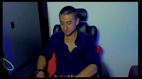 Snapshot of johnny_seens1 chatting on November 29, 1:30 am Johnny online show from November 29, 1:30 am