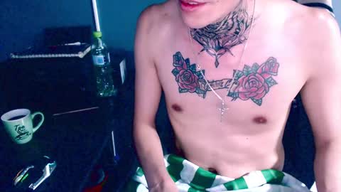 Snapshot of johnsonisaac94_ chatting on December 19, 7:18 am johnsonisaac94 online show from December 19, 7:18 am