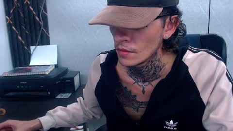 Snapshot of johnsonisaac94_ chatting on February 4, 5:31 am johnsonisaac94 online show from February 4, 5:31 am