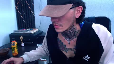 Snapshot of johnsonisaac94_ chatting on February 12, 8:27 am johnsonisaac94 online show from February 12, 8:27 am