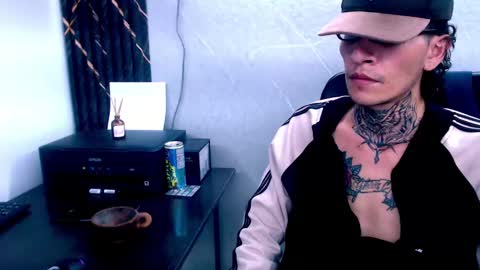 Snapshot of johnsonisaac94_ chatting on February 19, 7:50 am johnsonisaac94 online show from February 19, 7:50 am