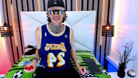 Snapshot of johnsonisaac94_ chatting on March 5, 5:18 am johnsonisaac94 online show from March 5, 5:18 am