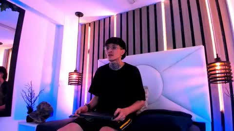 Snapshot of johnsonisaac94_ chatting on September 26, 12:25 am johnsonisaac94 online show from September 26, 12:25 am