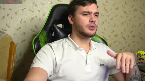 Snapshot of johnstoneisland chatting on October 19, 7:58 pm John online show from October 19, 7:58 pm