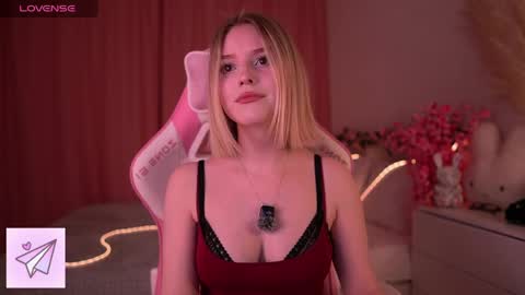 Snapshot of joice_queen chatting on March 29, 12:32 am Paula online show from March 29, 12:32 am