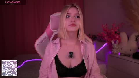 Snapshot of joice_queen chatting on May 1, 1:43 am Paula online show from May 1, 1:43 am
