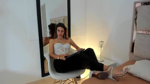 Snapshot of jolie_lov chatting on March 1, 1:29 pm jolie_lov online show from March 1, 1:29 pm