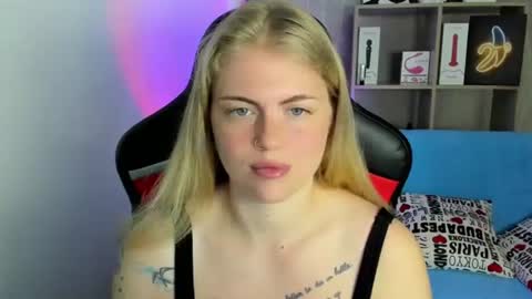 Snapshot of jolly_doll_ chatting on June 22, 3:25 am Jolly online show from June 22, 3:25 am