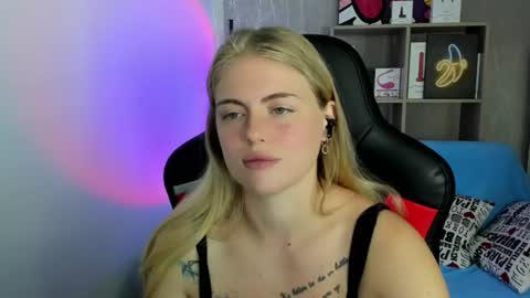Snapshot of jolly_doll_ chatting on July 24, 4:43 am Jolly online show from July 24, 4:43 am