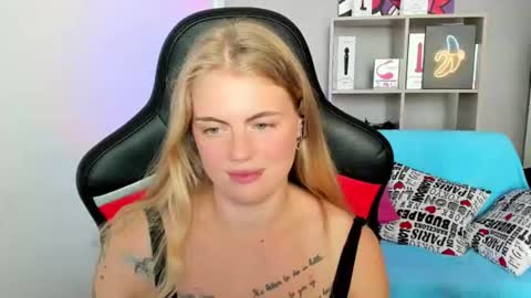 Snapshot of jolly_doll_ chatting on July 28, 11:17 am Jolly online show from July 28, 11:17 am