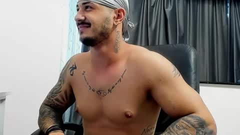 Snapshot of jonnyporn1 chatting on January 3, 6:33 am jonnyporn1 online show from January 3, 6:33 am