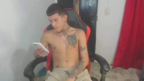 josue_linares online show from November 3, 3:41 am
