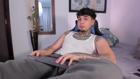 juan_alvarez18 online show from November 9, 4:22 am