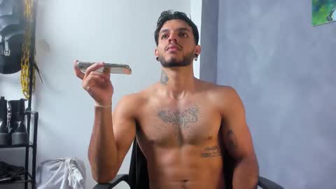 Juan Esteban online show from February 5, 1:05 pm