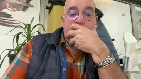 Snapshot of juantricker chatting on December 4, 10:35 am Juan online show from December 4, 10:35 am