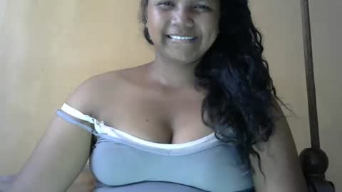 Snapshot of juicy_pretty chatting on October 27, 11:03 am stellah online show from October 27, 11:03 am