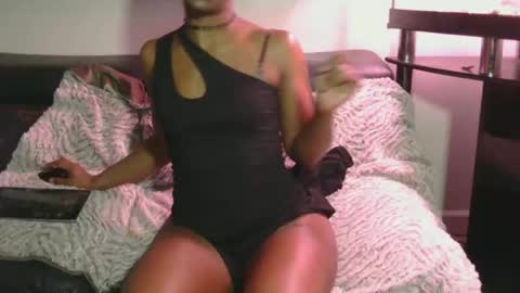 Snapshot of juiicybee chatting on February 3, 2:03 am Juiicy Bunns online show from February 3, 2:03 am