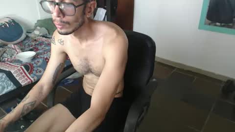 Snapshot of julfigo chatting on May 10, 2:55 pm Julfigo online show from May 10, 2:55 pm