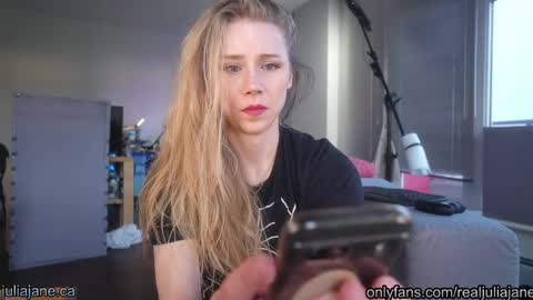 Julia Jane online show from April 8, 2:00 am