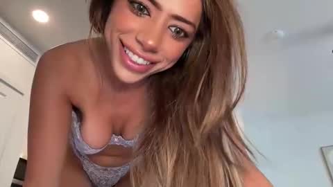 Snapshot of juliaabrooks chatting on November 18, 8:57 pm Julia Brooks online show from November 18, 8:57 pm