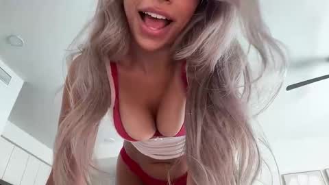 Snapshot of juliaabrooks chatting on December 15, 7:51 pm Julia Brooks online show from December 15, 7:51 pm