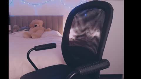 julialiones online show from January 8, 8:29 pm