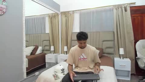 Snapshot of julian_billy chatting on February 13, 11:39 am julian billy online show from February 13, 11:39 am