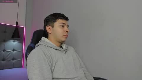 julian_smith21 online show from March 3, 12:33 pm