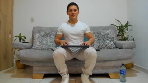 julian_wallace online show from December 14, 11:12 pm