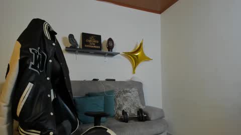 julian_wallace online show from October 18, 6:30 pm