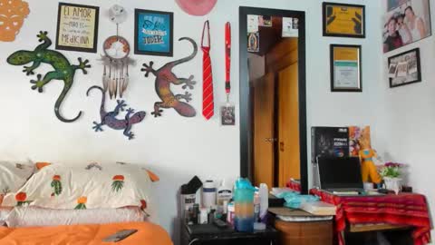 julian_wallace online show from February 16, 2:02 pm