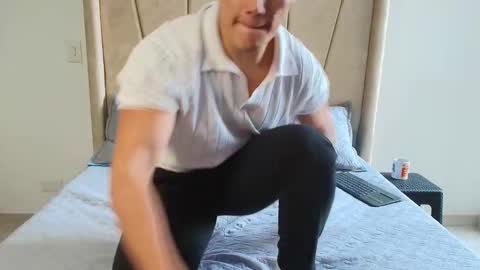 julian_wallace online show from February 19, 9:11 pm