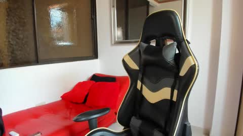 julian_wallace online show from March 2, 6:04 pm