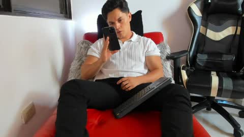 julian_wallace online show from April 27, 6:28 pm