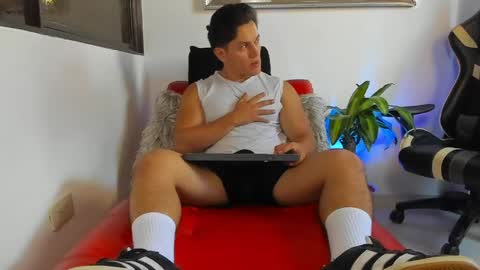 julian_wallace online show from April 30, 4:24 pm