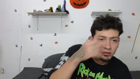 Snapshot of julian_whitee654 chatting on December 3, 8:28 pm julian_whitee654 online show from December 3, 8:28 pm